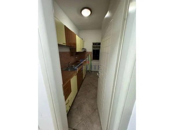 Tirane, jepet me qera ambjent biznesi Kati 4, 75 m² 600 €