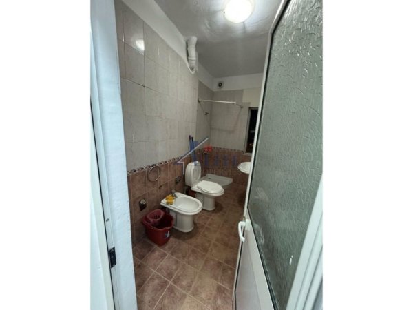 Tirane, jepet me qera ambjent biznesi Kati 4, 75 m² 600 €