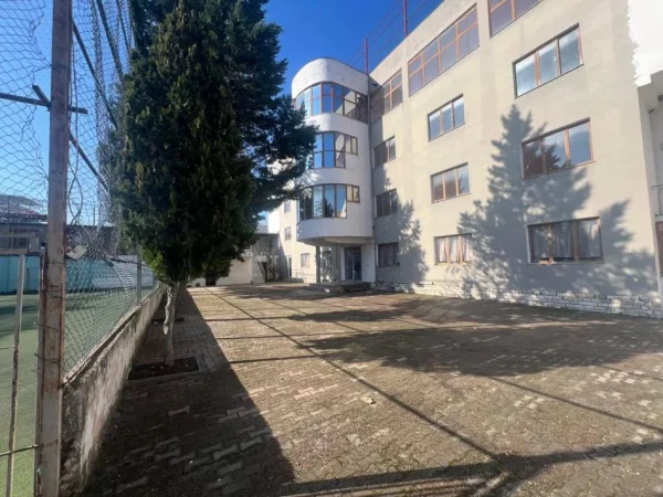Tirane, shes Godinë Multifunksionale në Shitje – Ish Institucioni Arsimor “SARINA 2002” 1.500.000 €