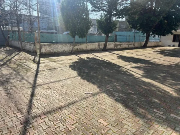 Tirane, shes Godinë Multifunksionale në Shitje – Ish Institucioni Arsimor “SARINA 2002” 1.500.000 €