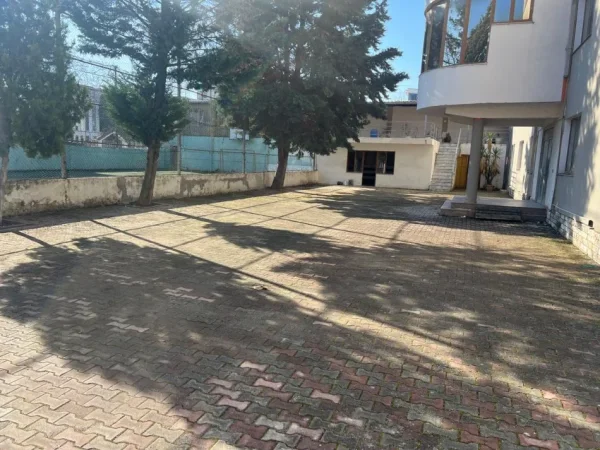 Tirane, shes Godinë Multifunksionale në Shitje – Ish Institucioni Arsimor “SARINA 2002” 1.500.000 €