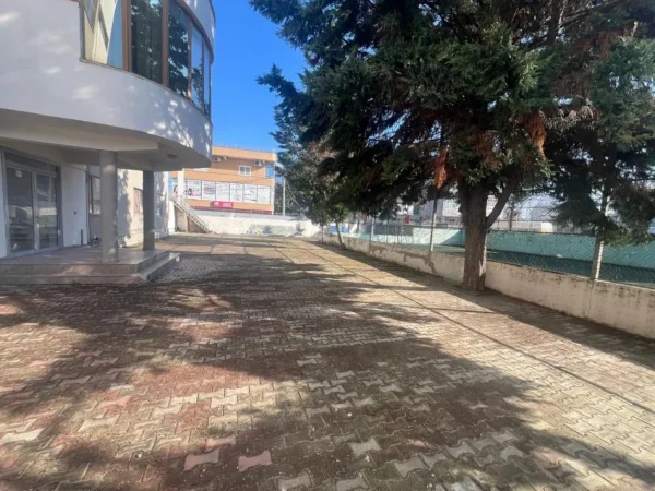 Tirane, shes Godinë Multifunksionale në Shitje – Ish Institucioni Arsimor “SARINA 2002” 1.500.000 €