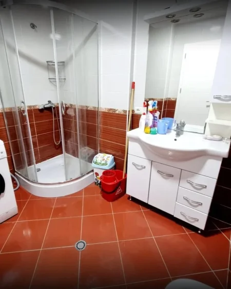 Tirane, jepet me qera apartament 2+1+Ballkon Kati 5, 500 € (astir)