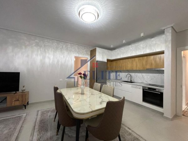 Tirane, jepet me qera apartament 2+1+Ballkon Kati 2, 120 m² 500 € 