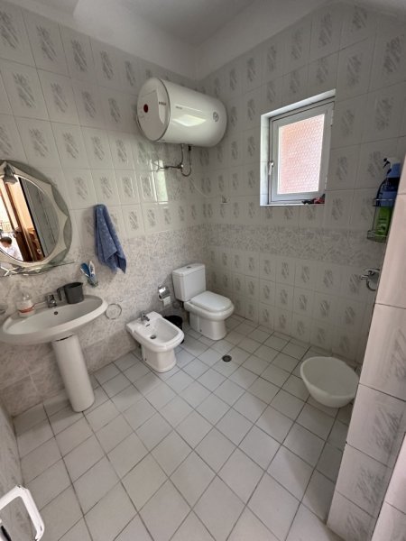 Tirane, jepet me qera shtepi 1+1 Kati 1, 50 m² 400 € (Ali Dem , Shkolla Kushtrimi i Lirise)