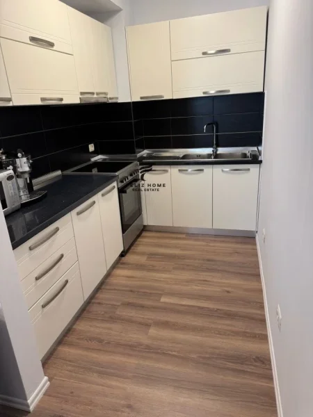 Tirane, jepet me qera apartament 2+1 Kati 4, 100 m² 900 € (LIQENI THATE)