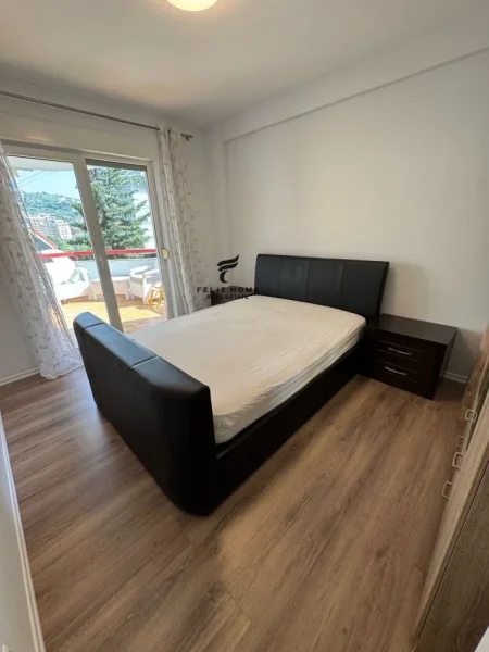 Tirane, jepet me qera apartament 2+1 Kati 4, 100 m² 900 € (LIQENI THATE)