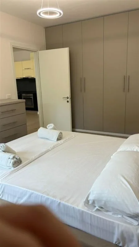 Tirane, jepet me qera apartament 1+1+Ballkon Kati 4, 65 m² 450 €