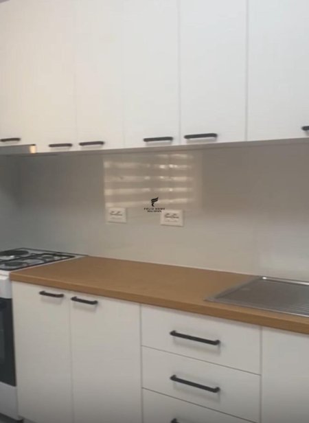 Tirane, jepet me qera apartament 1+1+Ballkon Kati 4, 60 m² 500 € (BLLOKU)