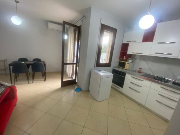 Tirane, jepet me qera apartament 2+1 Kati 4, 100 m² 650 € (Selite e vjeter)