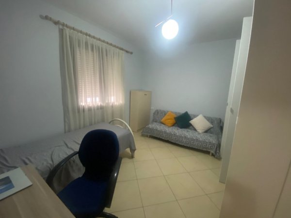 Tirane, jepet me qera apartament 2+1 Kati 4, 100 m² 650 € (Selite e vjeter)