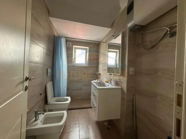 Shitet, Apartament 2+1, Sheshi Wilson, Tiranë.