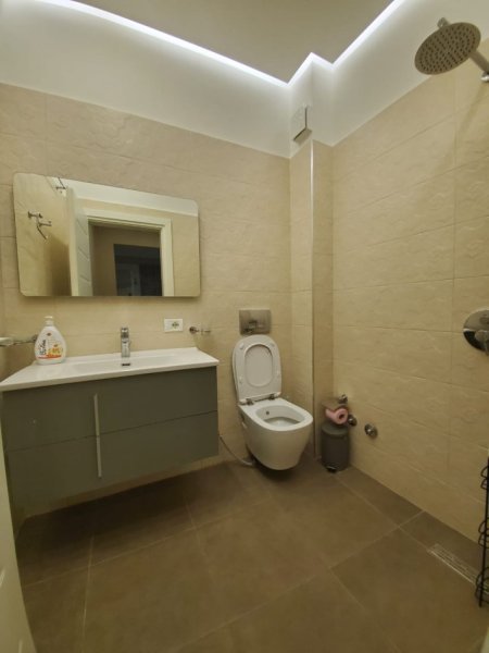 Tirane, jepet me qera apartament 2+1 Kati 1, 90 m² 800 € 