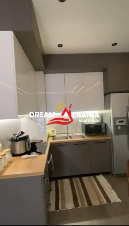 Tirane, jepet me qera 2+1 , 117 m² 800 € 
