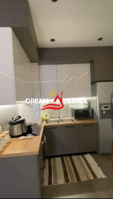 Tirane, jepet me qera 2+1 , 117 m² 800 € 