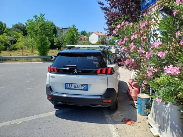 Shitet makine Peugeot 5008 GT Line MJET I PERSONALIZUAR NGA FABRIKA FRANCEZE, Nafte, e bardhë automatik Kondicioner 107,000 km, 16.000 €