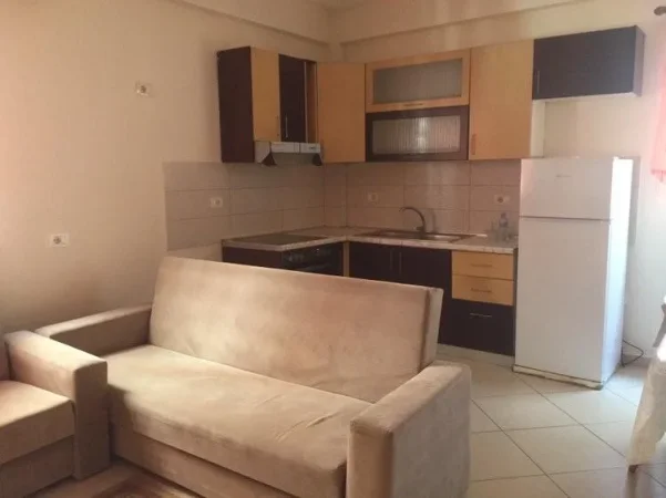 Tirane, jepet me qera apartament 1+1+Aneks+Ballkon Kati 1, 75 m² 300 € (Rruga Dalip Topi)
