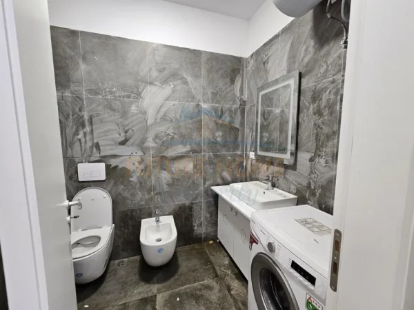 Tirane, jepet me qera apartament 2+1+Ballkon Kati 2, 94 m² 700 € (Bulevardi i Ri)