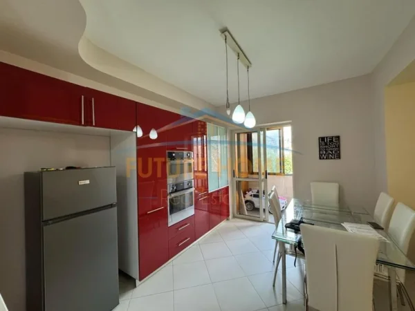 Tirane, jepet me qera apartament 2+1 Kati 2, 85 m² 700 € (Komuna e Parisit)