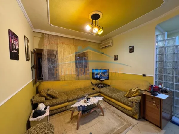 0683487469 Shqiperi, shitet apartament 1+1+Ballkon Kati 2, 54 m² 96.300 € (Rruga Kongresi i Manastirit)