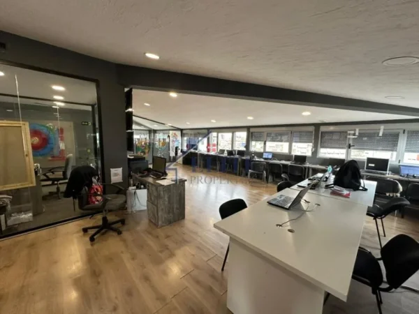 Tirane, jepet me qera zyre Kati 7, 200 m² 2.000 € (Tregu elektrik)