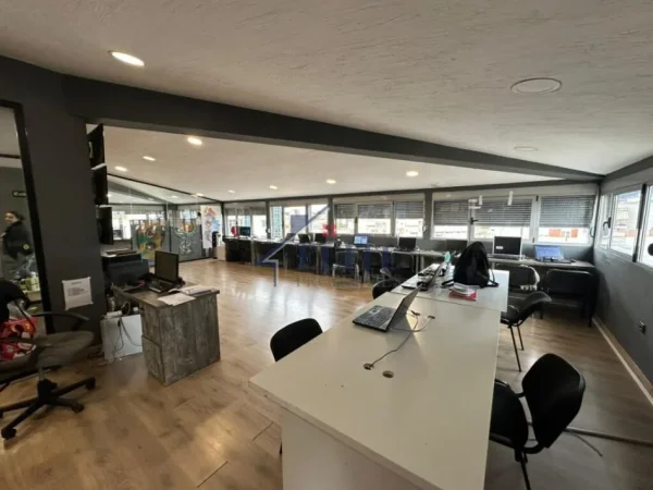 Tirane, jepet me qera zyre Kati 7, 200 m² 2.000 € (Tregu elektrik)