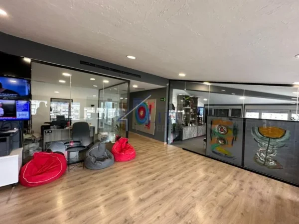 Tirane, jepet me qera zyre Kati 7, 200 m² 2.000 € (Tregu elektrik)