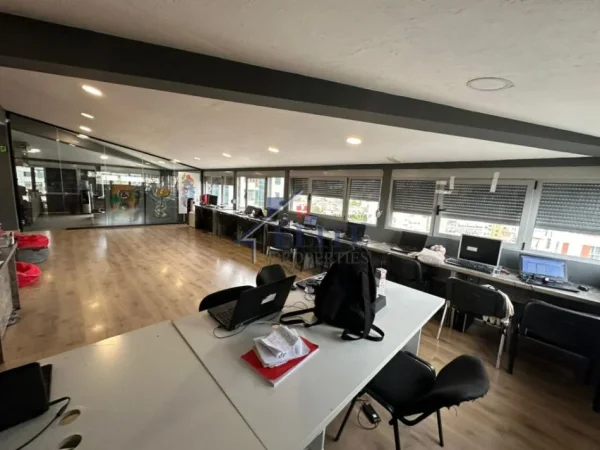 Tirane, jepet me qera zyre Kati 7, 200 m² 2.000 € (Tregu elektrik)