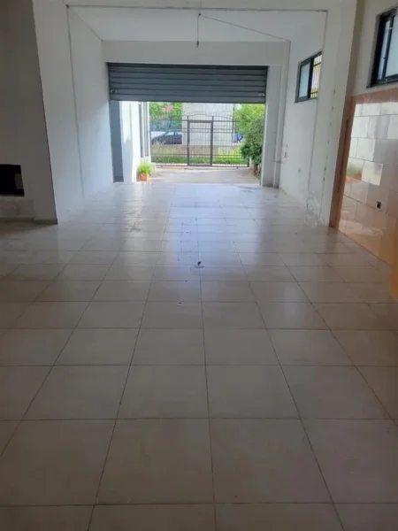 Tirane, jepet me qera magazine Kati 0, 250 m² 900 € (AUTOSTRADA TR-DR)