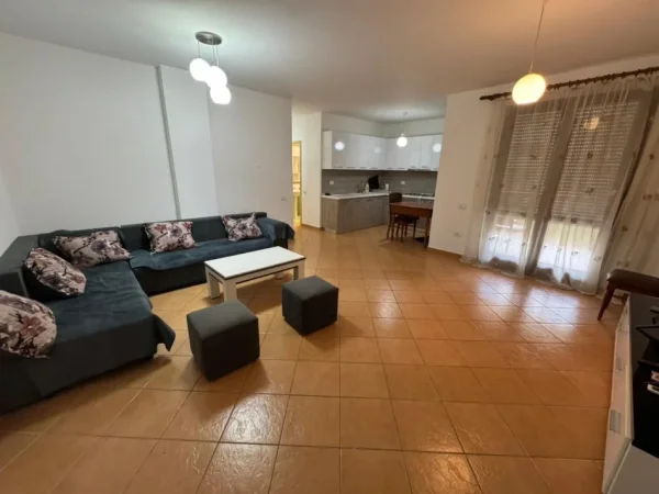 Tirane, jepet me qera apartament 2+1+Ballkon Kati 2, 95 m² 600 € (Kopshti Botanik)