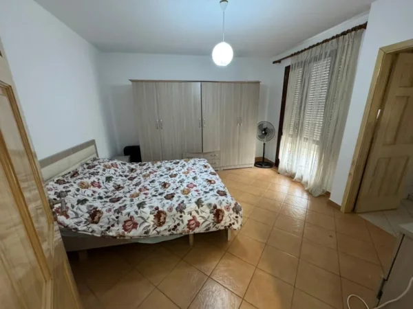 Tirane, jepet me qera apartament 2+1+Ballkon Kati 2, 95 m² 600 € (Kopshti Botanik)