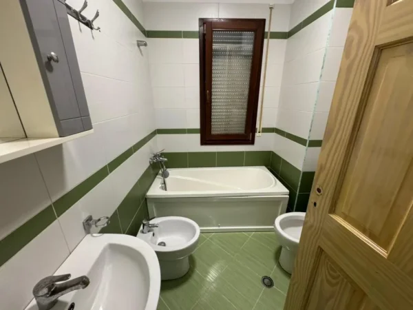 Tirane, jepet me qera apartament 2+1+Ballkon Kati 2, 95 m² 600 € (Kopshti Botanik)