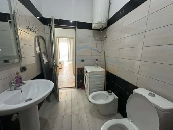 Tirane, jepet me qera apartament 1+1+Ballkon Kati 1, 83 m² 480 € (Unaza e Re)