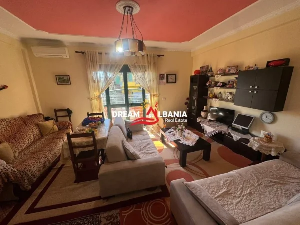 Tirane, shitet apartament 1+1+Ballkon Kati 2, 63 m² 90.000 € (Ne rrugen Kadillari, prane rrethrrotullimit te Shkozes)