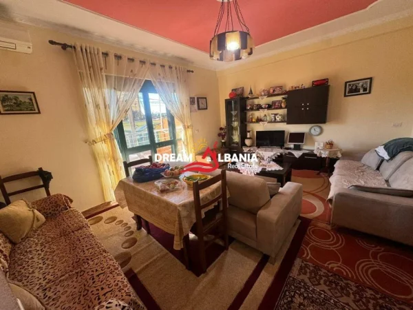 Tirane, shitet apartament 1+1+Ballkon Kati 2, 63 m² 90.000 € (Ne rrugen Kadillari, prane rrethrrotullimit te Shkozes)