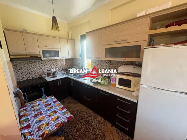 Tirane, shitet apartament 1+1+Ballkon Kati 2, 63 m² 90.000 € (Ne rrugen Kadillari, prane rrethrrotullimit te Shkozes)