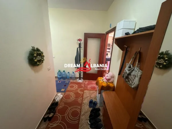 Tirane, shitet apartament 1+1+Ballkon Kati 2, 63 m² 90.000 € (Ne rrugen Kadillari, prane rrethrrotullimit te Shkozes)