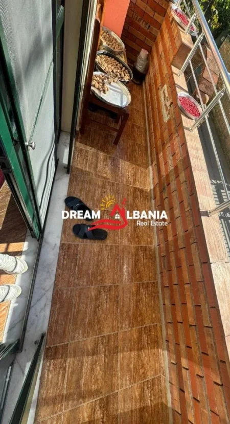 Tirane, shitet apartament 1+1+Ballkon Kati 2, 63 m² 90.000 € (Ne rrugen Kadillari, prane rrethrrotullimit te Shkozes)