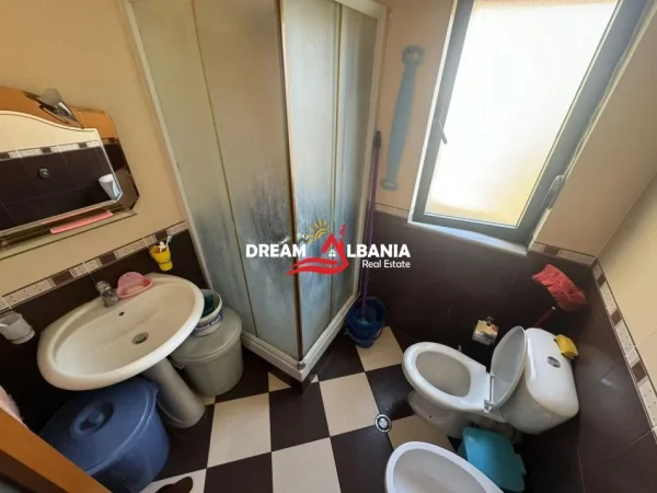 Tirane, shitet apartament 1+1+Ballkon Kati 2, 63 m² 90.000 € (Ne rrugen Kadillari, prane rrethrrotullimit te Shkozes)