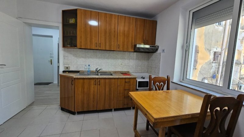 Tirane, jepet me qera apartament 2+1 Kati 1, 65 m² 580 € 