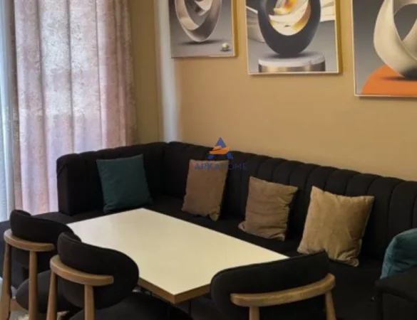 Tirane, jepet me qera apartament 1+1+Ballkon Kati 7, 65 m² 500 € (5maji)