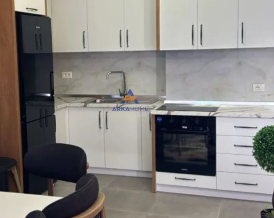 Tirane, jepet me qera apartament 1+1+Ballkon Kati 7, 65 m² 500 € (5maji)