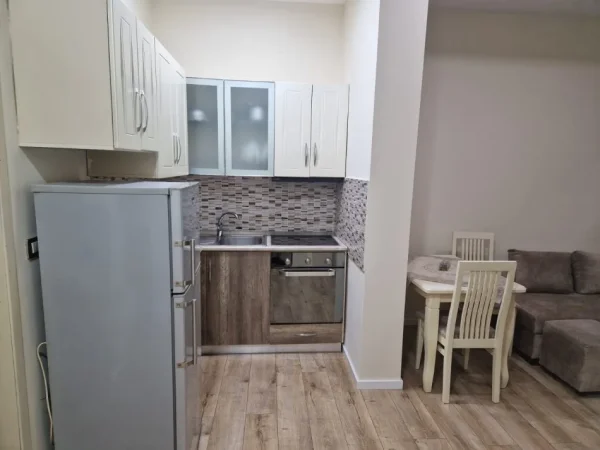 Tirane, jepet me qera apartament 2+1 Kati 1, 65 m² 600 € (rruga e kavajes)