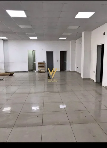 Tirane, jepet me qera ambjent biznesi Kati 0, 220 m² 1.000 € (VAQARR)