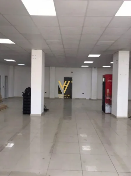 Tirane, jepet me qera ambjent biznesi Kati 0, 220 m² 1.000 € (VAQARR)