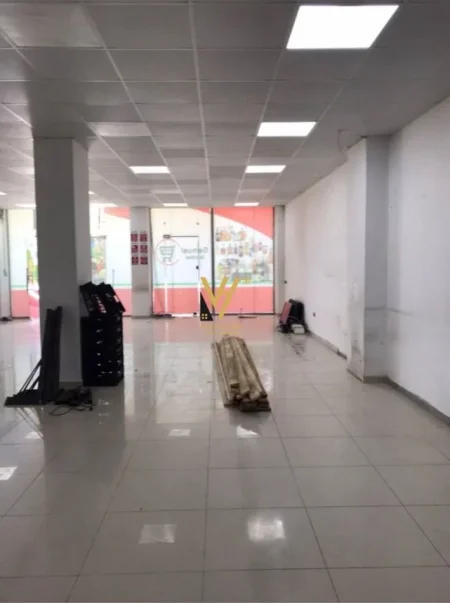 Tirane, jepet me qera ambjent biznesi Kati 0, 220 m² 1.000 € (VAQARR)
