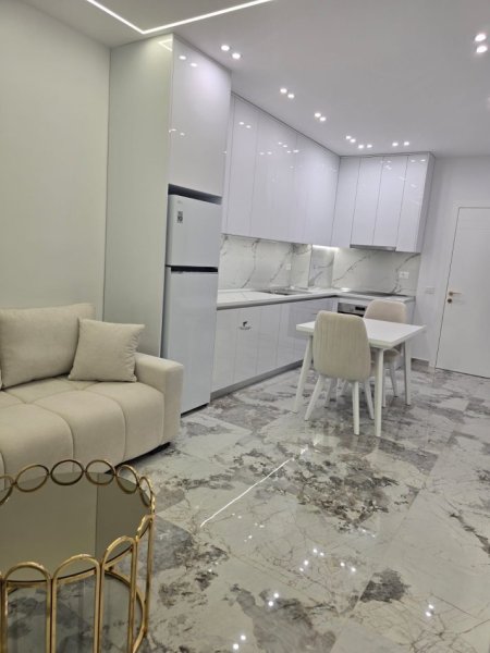 Tirane, jepet me qera apartament 1+1+Ballkon Kati 5, 70 m² 500 € (PASKUQAN)
