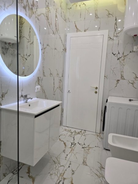 Tirane, jepet me qera apartament 1+1+Ballkon Kati 5, 70 m² 500 € (PASKUQAN)