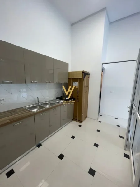 Tirane, jepet me qera ambjent biznesi Kati 0, 100 m² 850 € (YZBERISHT)