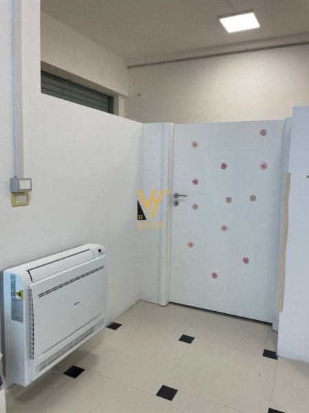 Tirane, jepet me qera ambjent biznesi Kati 0, 100 m² 850 € (YZBERISHT)
